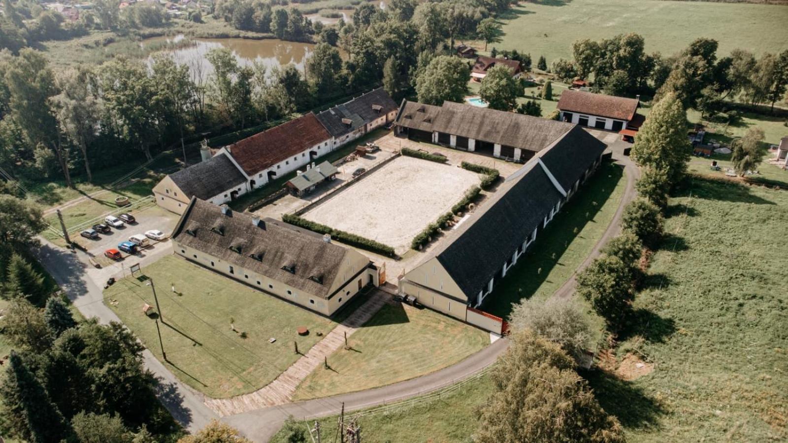 Dvůr Olšiny -Hotel&Horse-riding Karviná Buitenkant foto